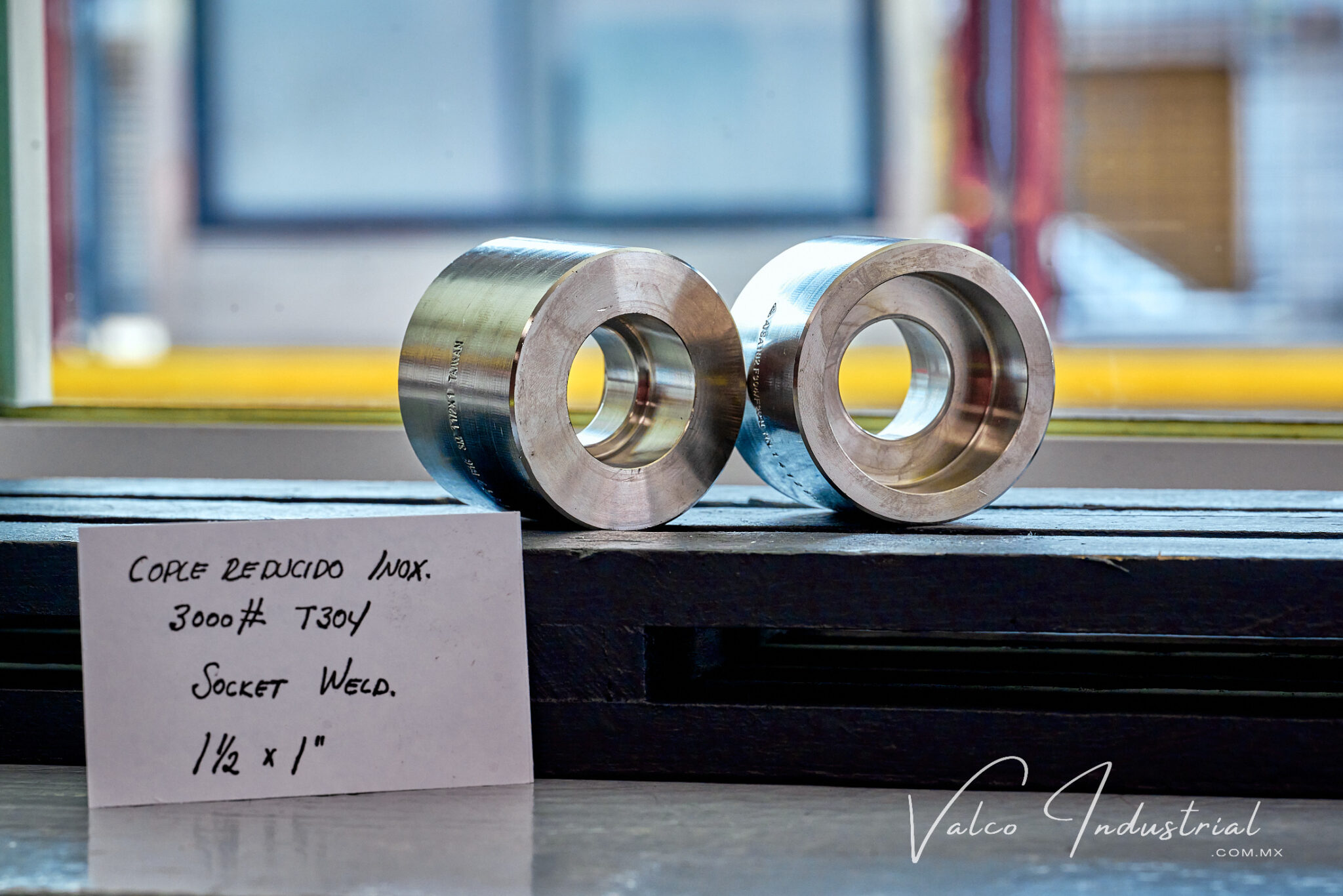 COPLE REDUCIDO ACERO FORJADO INOXIDABLE T304 3000# ROSCADO 1-1/2″ X 1 ...