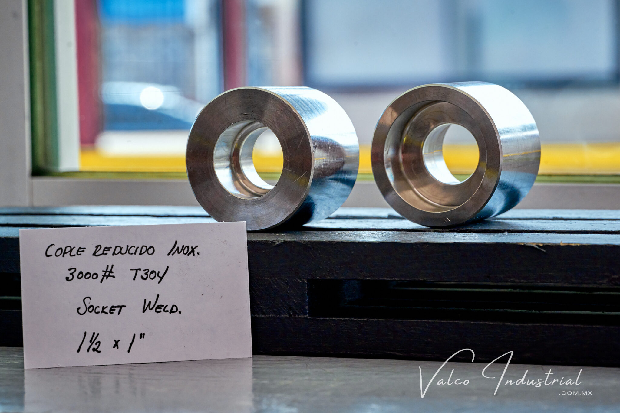 COPLE REDUCIDO ACERO FORJADO INOXIDABLE T304 3000# ROSCADO 1-1/2″ X 1 ...