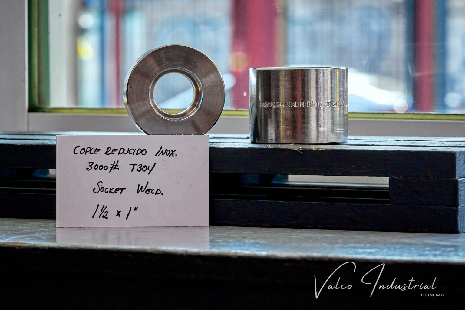 COPLE REDUCIDO ACERO FORJADO INOXIDABLE T304 3000# ROSCADO 1-1/2″ X 1 ...